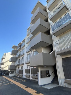 【外観】 | 敷地内駐車場に空きがあるので、車をお持ちの方でも安心です。近隣の駐車場も確保してあります