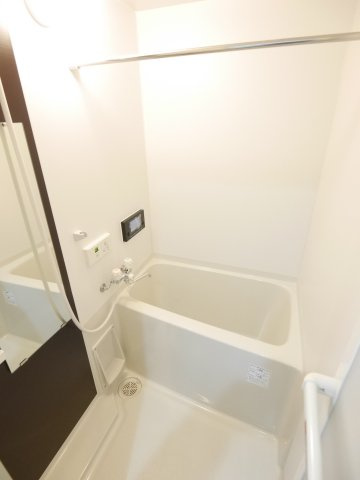 ウエスト桂川駅前の浴室|浴室乾燥機・シャンプードレッサー完備。快適に使える清潔な水回り