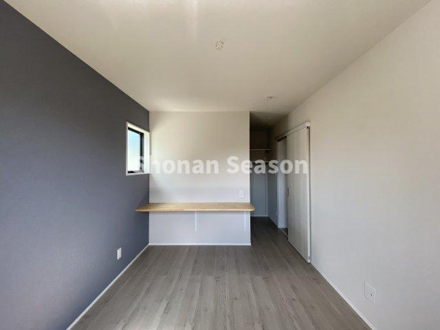 【洋室】 | リモートワークやインテリアスペースに、多目的に使えるカウンター◎　
家具を買い足す必要なく、空間を有効利用できますよ♪