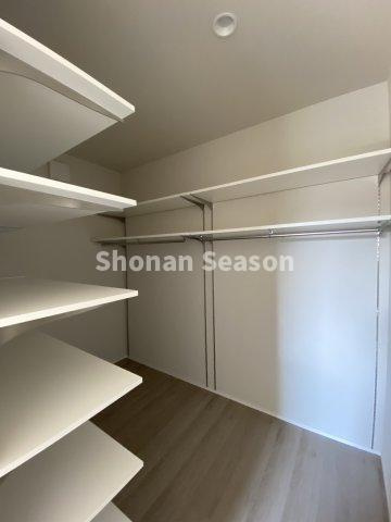 【収納】 | メイン居室には3帖の広さを誇る！ウォークインクローゼットを完備◎　
お洋服はもちろん！季節物もたっぷり収納可能です♪