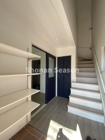 【内装】 | 家族全員分の履物が雑多にならずスッキリ片付く大型シューズクローク◎
あえて魅せる収納を楽しみませんか♪