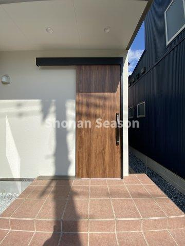 【玄関】 | 帰るとホッできる素敵なマイホームは、湘南シーズンで探しませんか♪　
お写真ではお伝えしきれない魅力が沢山ございます。ぜひお問合せ下さい。