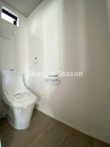 【トイレ】 | 冷たい便座に座らずに済むので衛生的◎お掃除楽々な「温水洗浄便座」　
各階設置で、混み合う時間帯もスムーズです♪