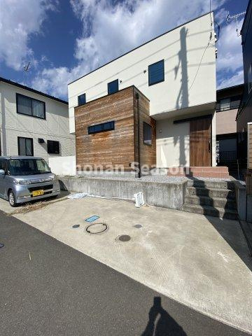 【前面道路含む現地写真】 | お買い物施設（スーパー・コンビニ他）近く、暮らしやすい住環境◎
ゆとりある敷地内には、お車複数台駐車可能です♪
