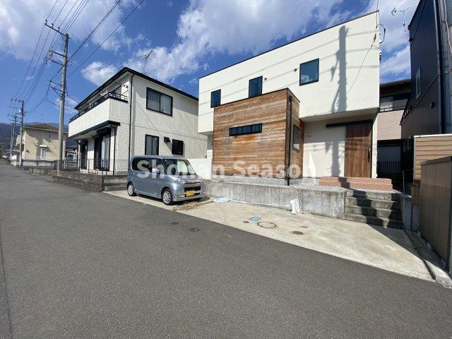 【外観】 | 令和4年9月完成！まだまだ新しいオシャレな築浅戸建物件が新登場♪　
現況：空家につき、いつでも内覧可能です♪秦野市エリアの新居にぜひお見逃しなく！