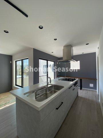 【キッチン】 | 調理しやすく四方からキッチンに入れる『アイランドキッチン』を採用◎
お料理しながら会話も楽しめますよ♪