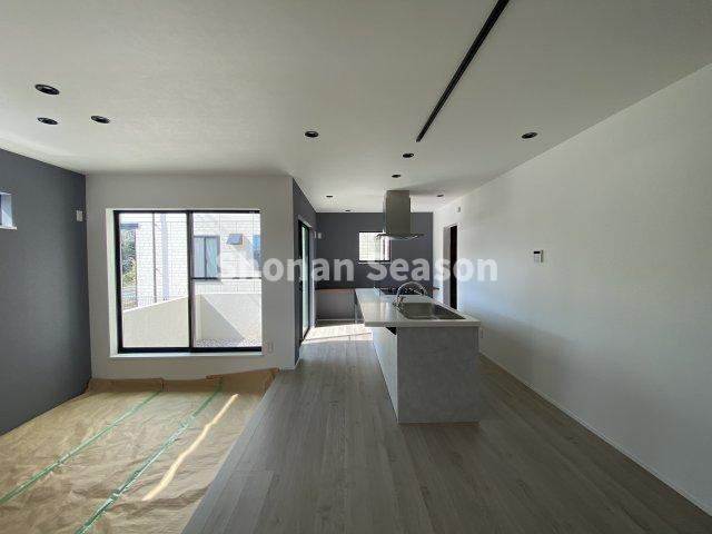 【居間・リビング】 | 空間にメリハリつく、オシャレなアクセントクロスを採用しました♪
屋外（テラス）にも出やすく、陽光もたっぷり降り注ぎます♪