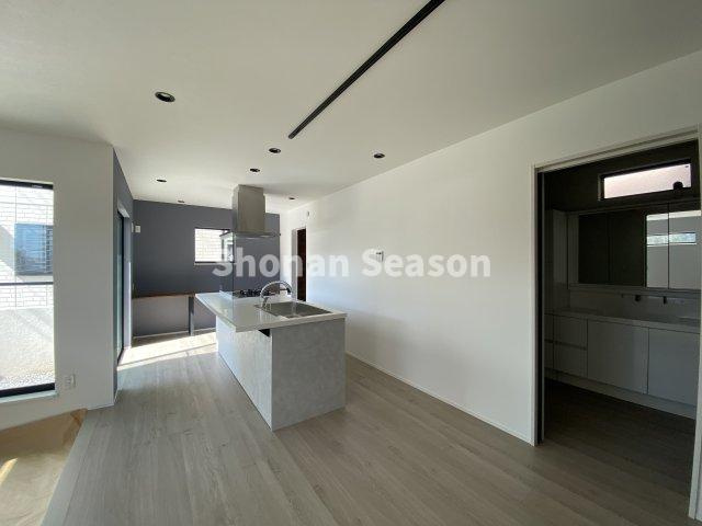 【居間・リビング】 | 毎日の家事効率上がる！キッチンには水廻り（浴室・洗面室）が集中◎　
優れた家事動線にもぜひご注目下さい♪