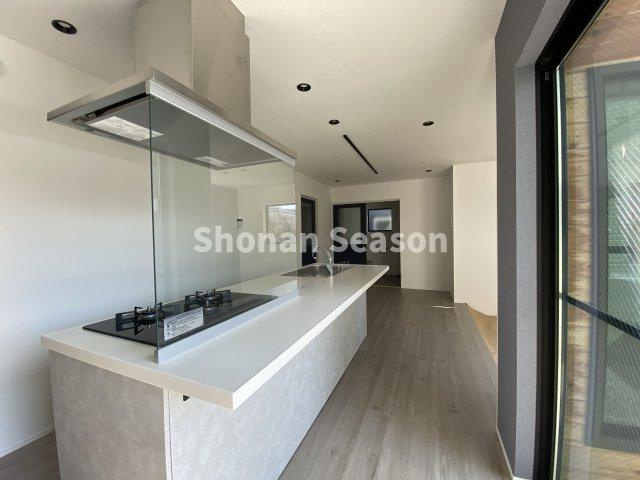 【キッチン】 | テラスで遊ぶお子様の様子を見守りながら調理できるオープンキッチン◎
配膳・後片づけもスムーズなカウンター付きです。