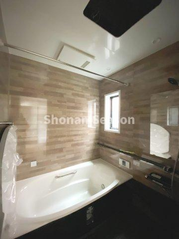 【浴室】 | 1日頑張った身体は、足をまっすぐ伸ばしてゆったり癒して下さいね♪　
浴室乾燥機に追い焚き機能付き◎設備も充実していますよ。