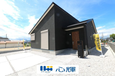 【外観】 | サンコート防府市仁井令（２号地） | 家の顔となる玄関は洋風なデザイン。スッキリとした広さを確保し、沢山のゲストを迎えても安心です。