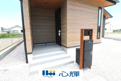 【外観】 | hidamari防府市仁井令（３号地） | 家の顔となる玄関。 ゲストを迎え入れても安心の空間です。
