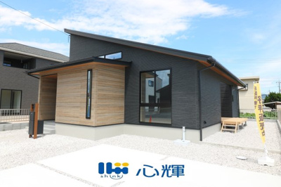 【外観】 | hidamari防府市仁井令（３号地） | 家の顔となる玄関は洋風なデザイン。スッキリとした広さを確保し、沢山のゲストを迎えても安心です。
