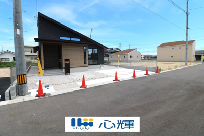 【前面道路含む現地写真】 | hidamari防府市仁井令（３号地） | 整備された道路に面する現地は、コミュニティー以外の方々の出入りも少なく、お車の出し入れも楽々です。

