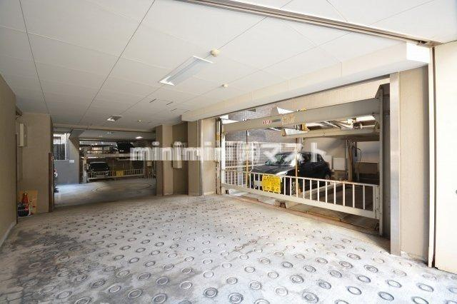 シャルマンフジリッツ本町の駐車場