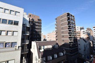 【展望】 | 眼前に広がる空の雄大さと、このお部屋の自慢の一つである「眺望」をご覧ください。毎日、この景色を独り占めできる新生活に夢が広がります。～即日のご見学可能～　お問合せはお気軽にどうぞ。
