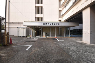 【エントランス】 | お客様を、そして住人を出迎えてくれるマンションのエントランス。ゴミが落ちていないことからも、管理状態の良さや住民の節度の高さが見て取れます。～即日のご見学可能～　お問合せはお気軽にどうぞ。