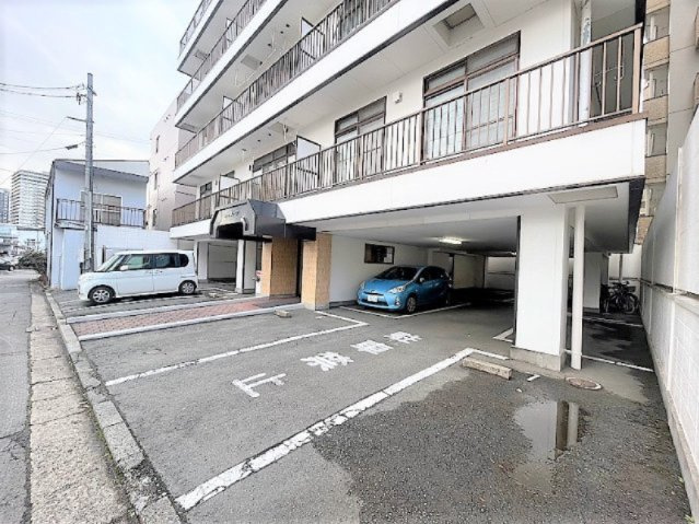 マンションストークの駐車場