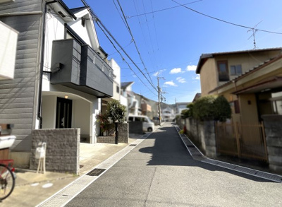【前面道路含む現地写真】 | 宇治市五ケ庄一里塚　中古戸建 | 前道は4ｍですが交通量の少ない閑静な住宅街ですので、駐車が苦手な方でも安心です。また、小さいお子様がいらっしゃるご家庭にもおすすめです。
