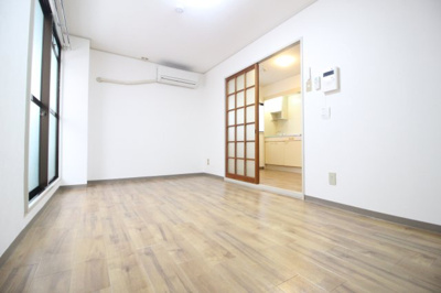 【寝室】 | ロイヤル天王寺南 | 洋室8帖　陽当りの良いお部屋です