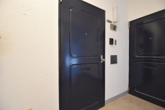 【その他共用部分】 | 皆様をお迎えする、お部屋の玄関ドア。開けやすさや開放角度、ドアノブの操作しやすさや鍵の形状などを、現地で一度ご確認ください。～即日のご見学可能～　お問合せはお気軽にどうぞ。
