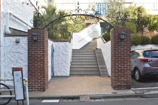 【エントランス】 | お客様を、そして住人を出迎えてくれるマンションのエントランス。ゴミが落ちていないことからも、管理状態の良さや住民の節度の高さが見て取れます。～即日のご見学可能～　お問合せはお気軽にどうぞ。
