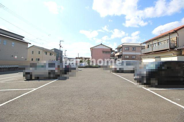 シルキーハイツの駐車場|車をお持ちの方に嬉しい駐車場付きの物件です