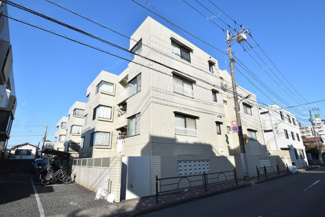 【外観】 | 青空によく映える建物です。手入れの行き届いた外壁やマンション正面エントランスなど、綺麗な姿をぜひ一度、現地にてご覧ください。～即日のご見学可能～　お問合せはお気軽にどうぞ。
