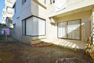 【展望】 | 陽当りが自慢の専用庭とテラス。大変気持ちよい空間です。専有部分ではありませんが、専用使用できる空間として、ご利用ください。～即日のご見学可能～　お問合せはお気軽にどうぞ。
