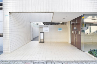 【エントランス】 | お客様を、そして住人を出迎えてくれるマンションのエントランス。ゴミが落ちていないことからも、管理状態の良さや住民の節度の高さが見て取れます。～即日のご見学可能～　お問合せはお気軽にどうぞ。
