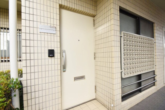 【その他共用部分】 | 皆様をお迎えする、お部屋の玄関ドア。開けやすさや開放角度、ドアノブの操作しやすさや鍵の形状などを、現地で一度ご確認ください。～即日のご見学可能～　お問合せはお気軽にどうぞ。
