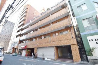 【外観】 | 手入れの行き届いた外壁やエントランスなど、「見ればわかる」レベルで清潔感を保ったマンションです。築年数を感じさせない姿で皆様をお出迎えします。～即日のご見学可能～　お問合せはお気軽にどうぞ。
