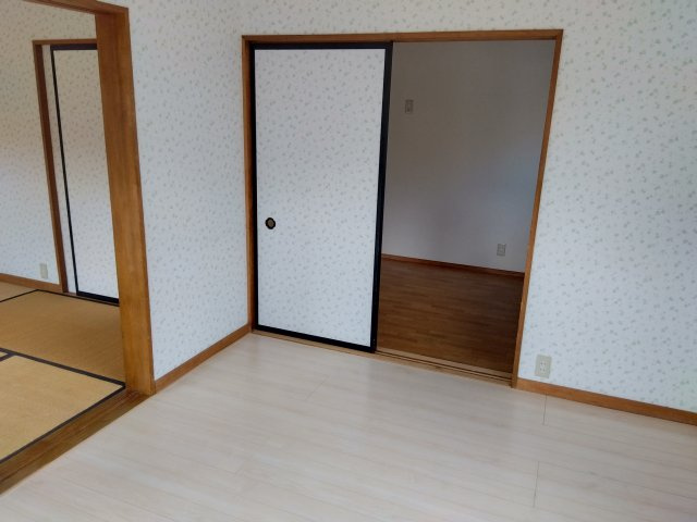 レアールコーポAKITAⅡ　田方郡函南町塚本の洋室|フローリングはリフォームしてあるので綺麗です。