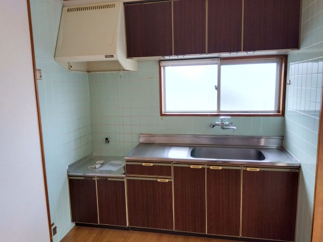 レアールコーポAKITAⅡ　田方郡函南町塚本のキッチン|収納スペースもたくさんあるので買い置きもたっぷり出来ます。
