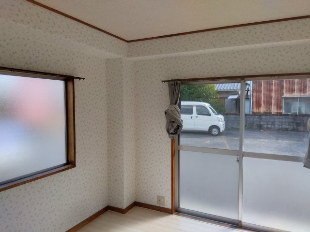 レアールコーポAKITAⅡ　田方郡函南町塚本の洋室|大きな窓があるので部屋にやわらかな陽光が注ぎます。