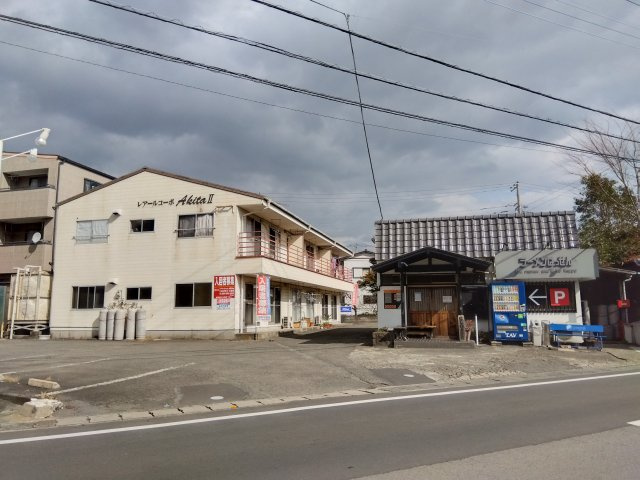 レアールコーポAKITAⅡ　田方郡函南町塚本の外観|敷地内にはアパート＋店舗があります。