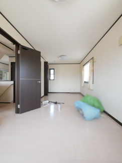【洋室】 | 甲斐市西八幡 平成23年築クレバリーホーム施工の家 3方角地 | 2階10.5帖洋室　ツードアワンルームで将来5.25帖ずつに容易に分割可能です。