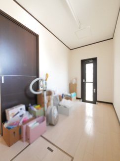 【収納】 | 甲斐市西八幡 平成23年築クレバリーホーム施工の家 3方角地 | 1階パントリー　約4帖サイズ　御勝手口付