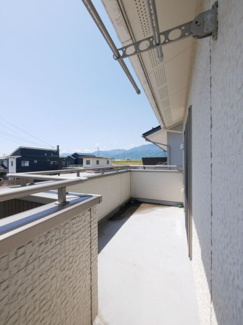 【バルコニー】 | 甲斐市西八幡 平成23年築クレバリーホーム施工の家 3方角地 | ワイドで奥行きのあるバルコニー