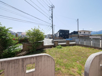 【庭】 | 甲斐市西八幡 平成23年築クレバリーホーム施工の家 3方角地 | テラスよりお庭を望む