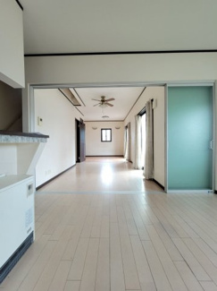【居間・リビング】 | 甲斐市西八幡 平成23年築クレバリーホーム施工の家 3方角地 | 20帖ＬＤＫ　お洒落な吹き抜けと間接照明付きのＬＤＫ