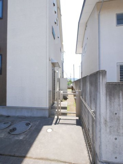 【その他】 | 甲斐市西八幡 平成23年築クレバリーホーム施工の家 3方角地 | 建物西側隣地境界