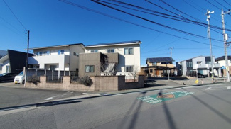 【外観】 | しっかりと塀で区切られたお庭はドッグランなどに。とても日当たりの良いお庭です。