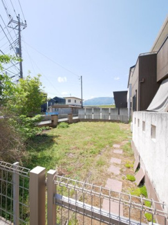 【庭】 | 甲斐市西八幡 平成23年築クレバリーホーム施工の家 3方角地 | 柵付きのお庭はドックランなどにも活用可能