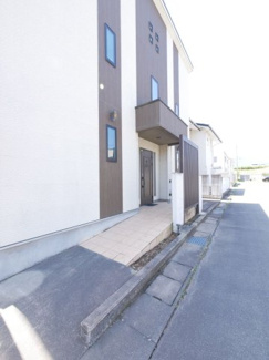 【外観】 | 玄関には室内が丸見えにならない様目隠しフェンス付
