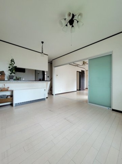 【その他】 | 甲斐市西八幡 平成23年築クレバリーホーム施工の家 3方角地 | 約20帖のＬＤＫ　南に面し、明るいリビングです。