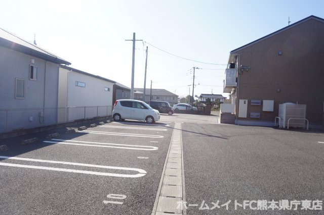 クレール東光の駐車場