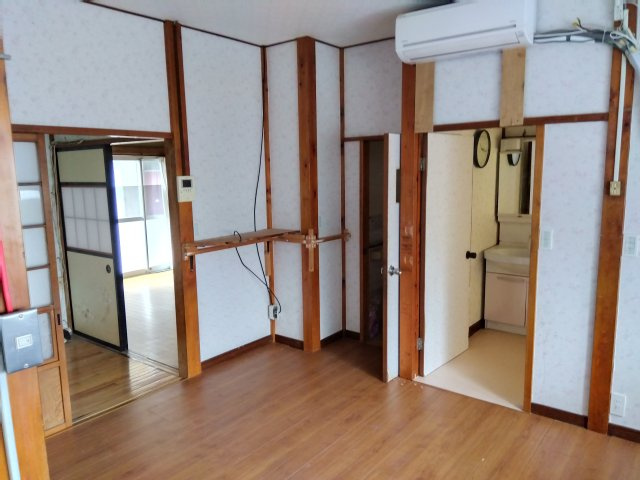 レアールマンションアキタ3　田方郡函南町畑毛の居間・リビング|大きな窓があるので部屋にやわらかな陽光が注ぎます。
