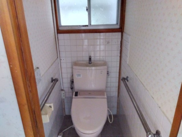 レアールマンションアキタ3　田方郡函南町畑毛のトイレ|トイレには窓があり明るい室内です。