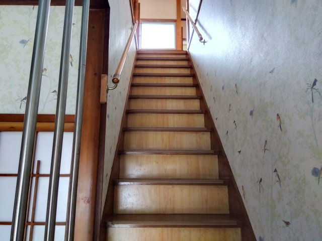 レアールマンションアキタ3　田方郡函南町畑毛の内装|ストレート階段なのでシンプルな見た目です。手摺が付いており安全です。